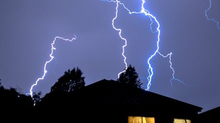 Blitzschlag löst Brand aus - Versicherung