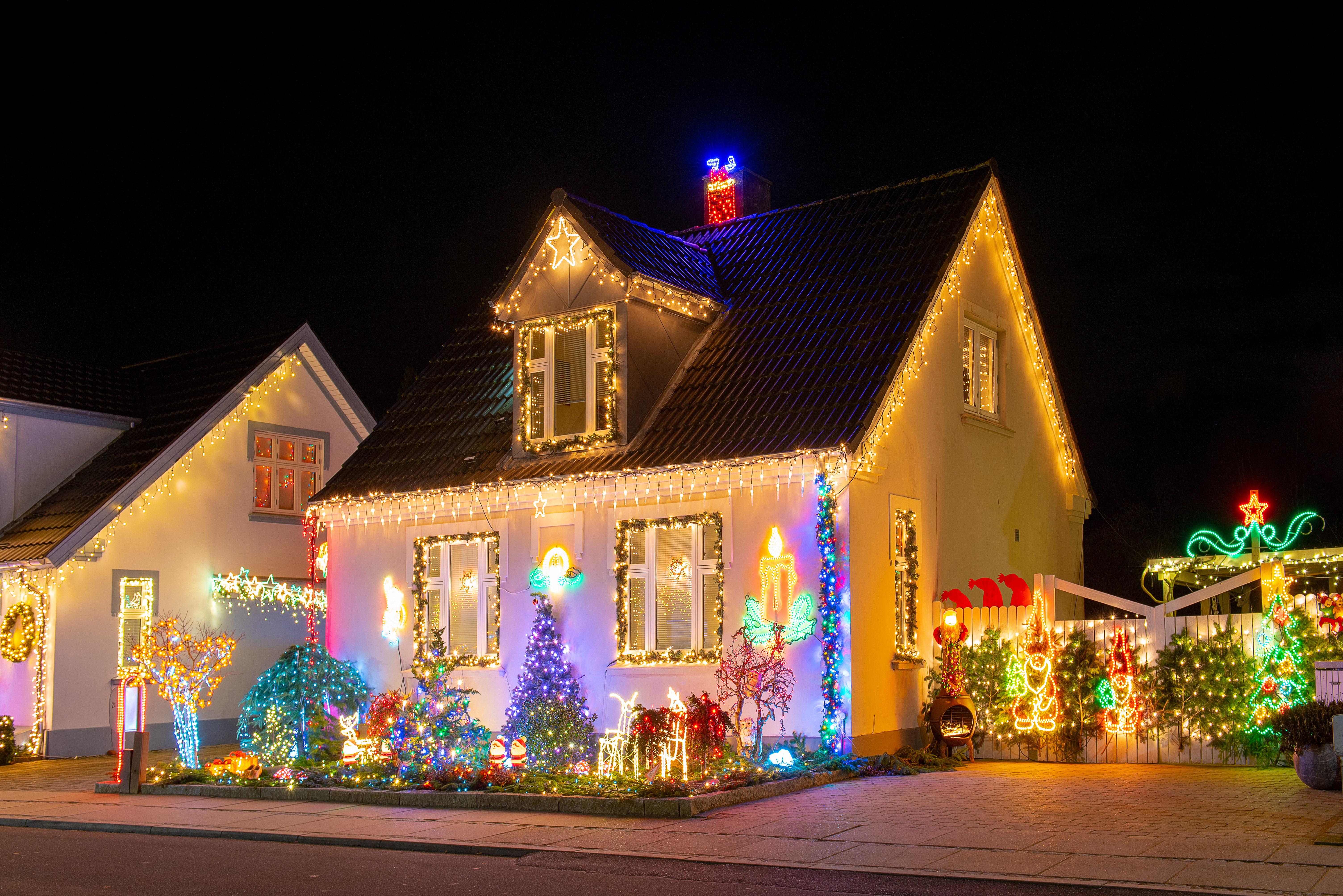 Haus weihnachtlich geschmückt